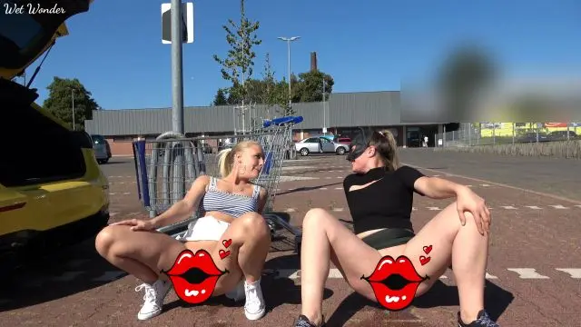 Public Piss Parade #12. Auf dem Parkplatz vor dem Supermarkt