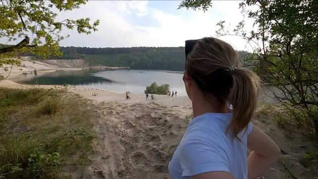 Public Piss Parade #1.Hinter dem Rücken der Besucher