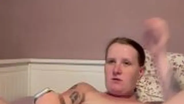 Eine richtig Fette Zuccini wird ins Loch gestopft…