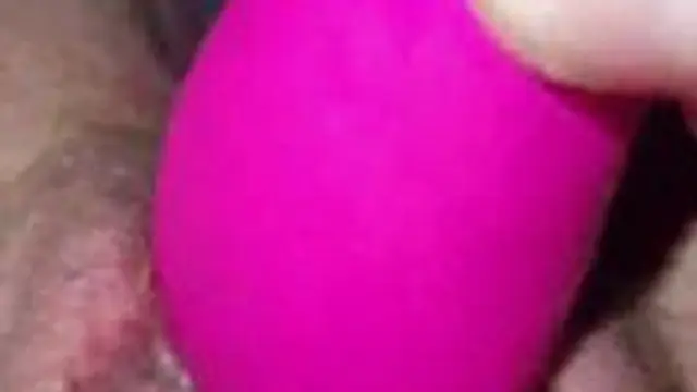 Pissen in eine große Flasche