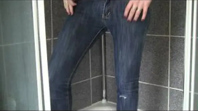 1. Mal Jeans VOLLGEPISST!