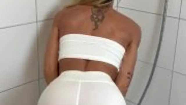 Heiße Dusche in weisser Leggings und DuschkopfSpiele 💦
