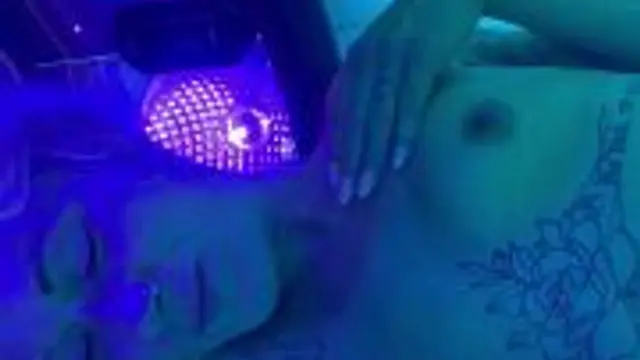 Mit Spielzeug im Solarium 😏