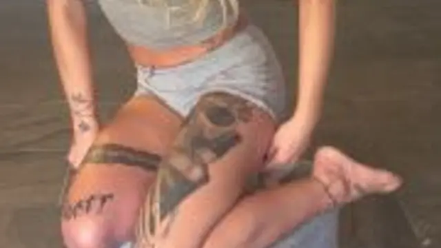 Süße Füße in SneakerSöckchen  🤭🦶